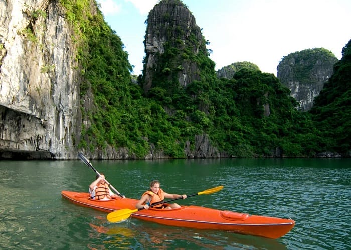 Decouverte-de-la-Baie-dHalong-en-kayak