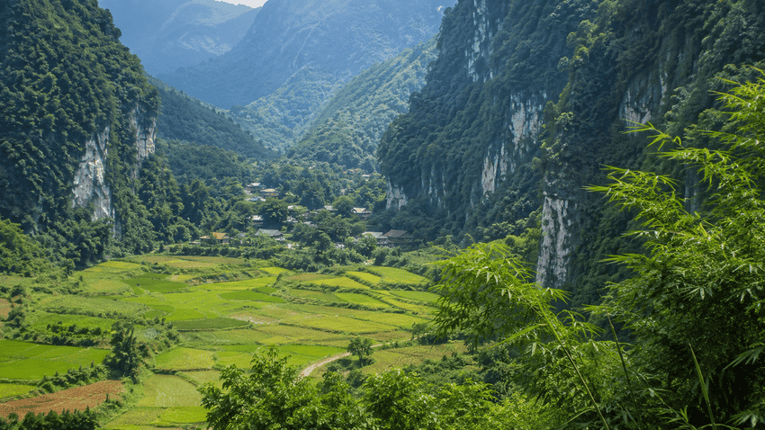 Vallée encaissée du village de Kho Muong à Pu Luon