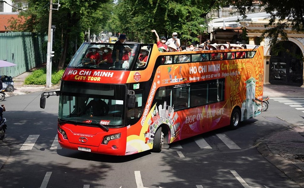 Le bus touristique effectue son trajet � Ho Chi Minh ville
